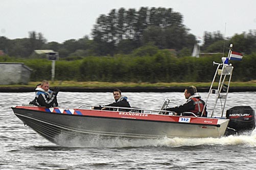 Blusboot van de brandweer in Grou op de Wijde Ee.