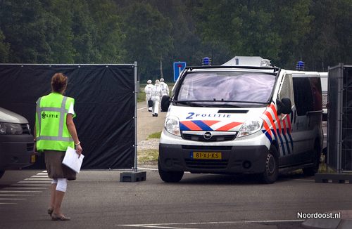 Forensisch specialisten onderzoeken zwemplaats De Ulesprong aan het Tjeukemeer op sporen in verband met de vondst van een lichaam. De politie houdt rekening met een misdrijf. Voorbijgangers vonden het lijk, dat voor het hek van de parkeerplaats van de vroegere homo-ontmoetingsplaats staat. De politie doet uitgebreid onderzoek op het recreatieterrein en in de rietkragen van de A6, die ter plekke dwars door het Tjeukemeer loopt. Een politieboot houdt pleziervaarders op afstand. Een helikopter maakt foto's vanuit de lucht. De Uilesprong was woensdag nog druk bezocht. Vandaar dat de politie ervan uitgaat, dat het misdrijf in de nacht of vroege ochtend heeft plaatsgevonden. Onbekend is of de man of vrouw – de identitiet is nog niet vrijgegeven – ook op het parkeerterrein om het leven is gebracht.