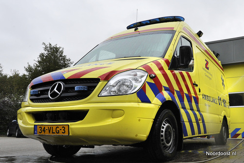 Een ambulance van de Ambulancezorg Groningen wordt gewassen.