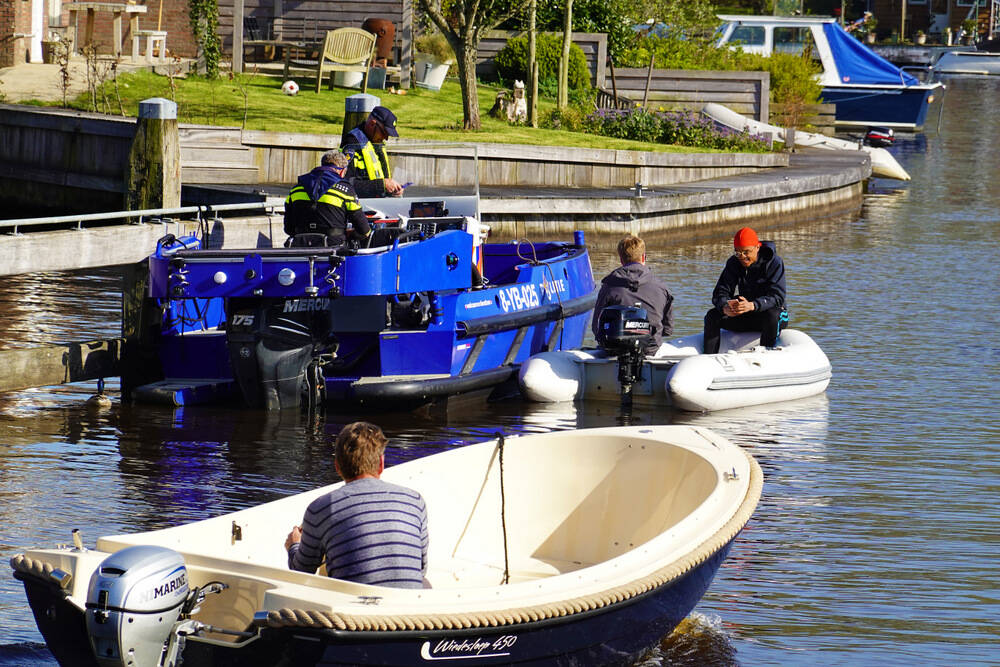 De politie te water controleert in het paasweekend niet alleen op de coronamaatregelen, maar heeft ook de handen vol aan jongeren, die met hun rubberboot te snel varen. Op diverse plaatsen in Friesland bekeurde de politie snelvaarders. In Akkrum (op de foto) waren twee jongeren het haasje.