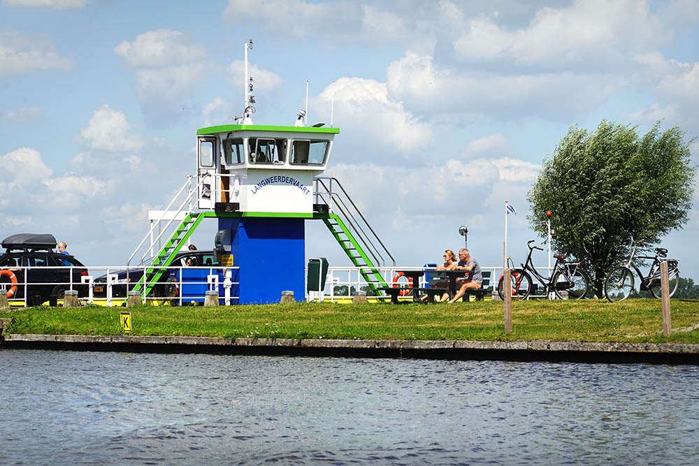 De autopont in de Langwarder Feart vaart het hele jaar door en vormt de verbinding tussen Langweer en Sneek.