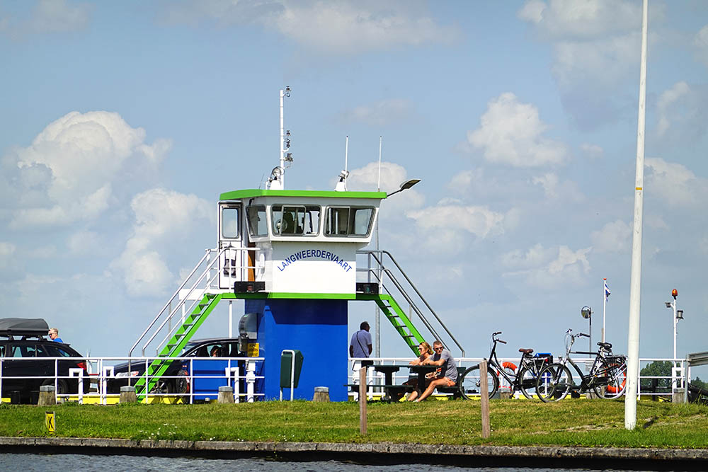 De autopont in de Langwarder Feart vaart het hele jaar door en vormt de verbinding tussen Langweer en Sneek.