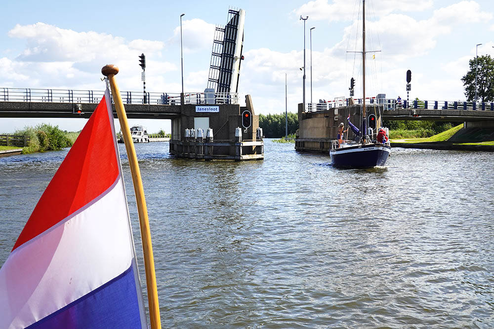 Pleziervaarders op de Jaansleat ter hoogte van de Janeslootbrug bij Langweer.