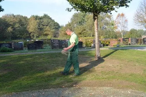181022 Vertisol begraafplaats Sint Nyk inzaaien