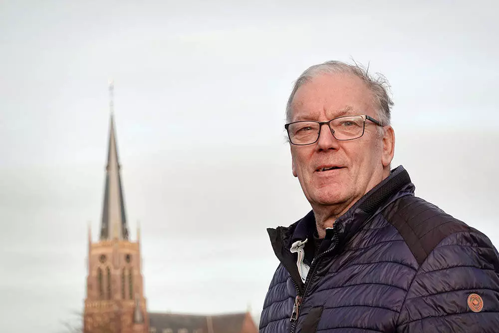 Harry Nota uit SInt Nicolaasga stopt na veertig jaar met De Zakenman