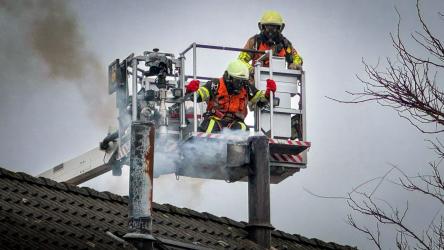 Hoogwerker met enige moeite bij schoorsteenbrand Sint Nyk