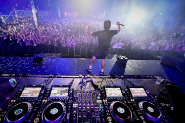 Topartiesten luisteren 'tien jaar Bregepop' drie dagen lang op