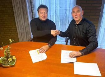 Trainer Germ Huitema verlengt contract voetballers Langweer