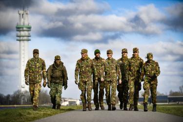 Aspirant-militairen oefenen in kou en storm rond Spannenburg