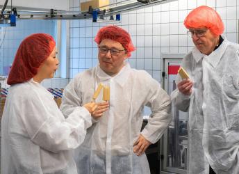 Proeven van eerste Mokka IJsjes bij Holiday Ice Sint Nyk