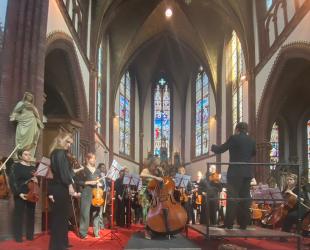 Studentenorkest speelt in Sint Nyk voor vrouwen in Moldavië