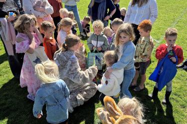 Drukte en gezelligheid bij Paasei Zoeken in Langweer
