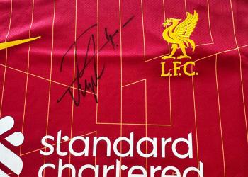 Gesigneerd shirt topvoetballer Virgil van Dijk op bingoavond Idskenhuizen