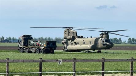 Legerheli’s komen langs voor tankbeurt in weiland bij Sint Nyk