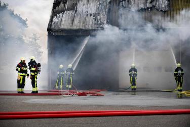 Zwaargewonde bij brand op haventerrein Sint Nicolaasga