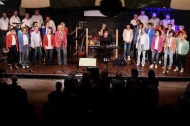 Zingen met koor Meiïnoar en voorlezen in De Kas van WilhelminaOord