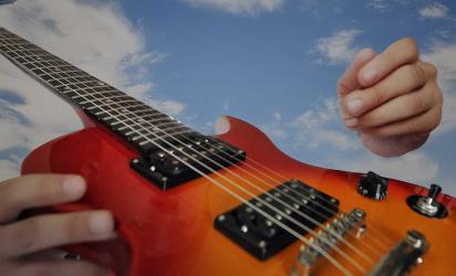 Gitaarles en optreden bij It Toanhûs Sint Nicolaasga