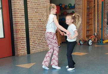 Twintig dansers in de dop volgen les van It Toanhûs