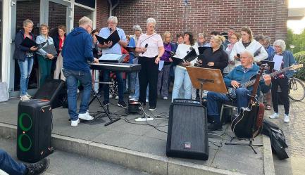 Samenzang: toeschouwers met koor Meiïnoar op de planken