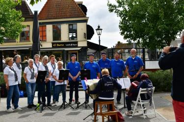 Shantykoren en dweilorkest uit Sint Nyk bouwen feestje