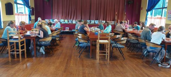 ''Letterlijk over hele breedte podium staan allerlei spellen''