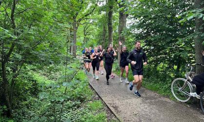 Hardlopen en wandelen op eigen tempo in de regen rond Sint Nyk
