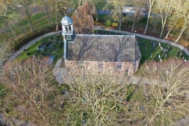 Pinksterkerkdienst Sint Nyk om wind en regen toch onderdak