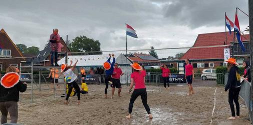 Stortbuien plagen deelnemers beachvolleybal KPJ SInt Nyk