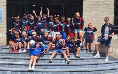 Bus vol jonge voetballers steelt show op gemeentehuis Joure