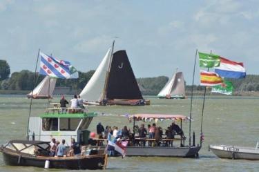 Rinus de Jong op koers met skûtsje Oerol Thús