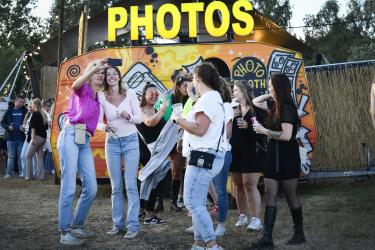 Deejay Paul Elstak knalt eerste avond Beachrockers 2025 naar hoogtepunt
