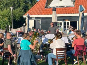 Overdracht statiegeldactie met optreden CMV Crescendo