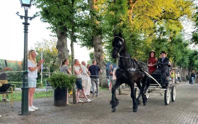 Zonnige ringrijderij in Langweer: zussen Wijdenes winnen wisselprijs
