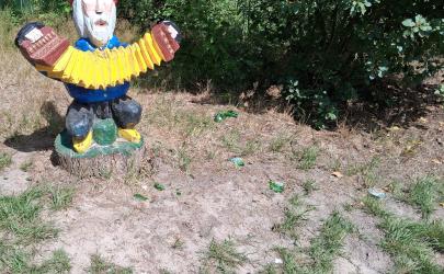 Vernieling Kabouterpad in Vegelinbossen: vrijwilligers waarschuwen voor glasscherven