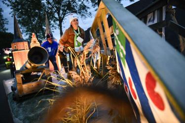 Sfeervolle allegorische optocht Langwarder Merke