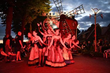 Daders vernielingen praalwagen Moulin Rouge Sint Nyk opgespoord