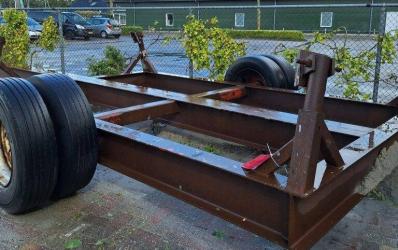 Gemeente verwijdert achtergelaten aanhangers in Langweer