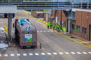 Boeren en chauffeurs bekijken productieproces Vreugdenhil Scharsterbrug