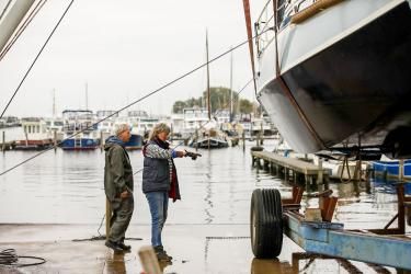 Watersportseizoen ten einde: takelen in de haven van Sint Nyk