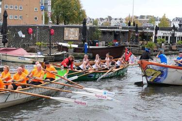 De Swan van de Skarrefammen knap tweede in Grachtenrace Amsterdam
