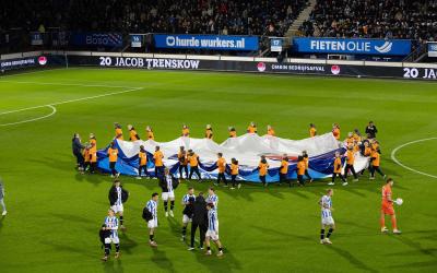 Jeugd RVLC doekdrager bij voetbalwedstrijd in Abe Lenstrastadion