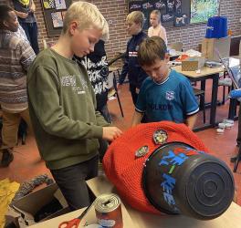 Leerlingen bouwen onderwaterwereld voor expositie in Sint Nyk