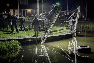 Nacht vol rood-groen schijnsel tijdens zware BrandweerSurvival Sint Nyk