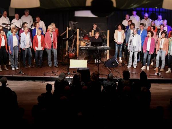 Zingen met koor Meiïnoar en voorlezen in De Kas van WilhelminaOord