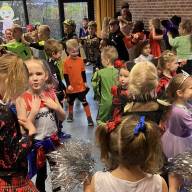 Jetze (23) met maten Sint Nyk in Kielegat: ,,Carnaval kennen wij Friezen niet''