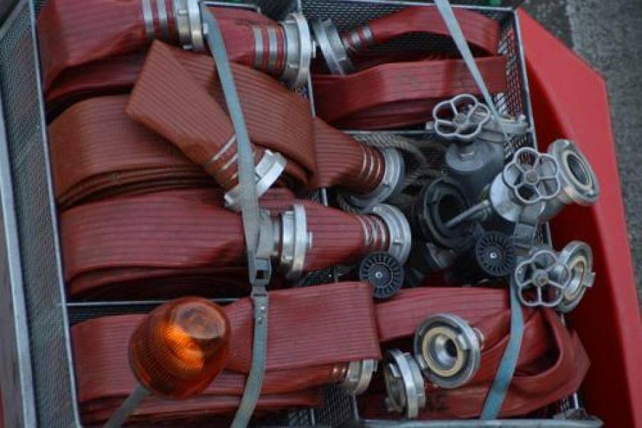 Brand in schuur Sint Nyk legt ook waterleiding plat