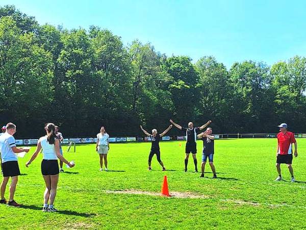 Enthousiasme bij walking footballclinic van VVI en Renado