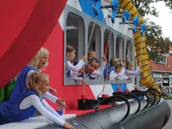Vrolijke stoet droog door Sint Nyk