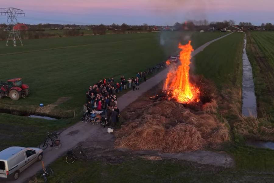 Paasvuur Ouwster-Trijegea trekt drommen mensen