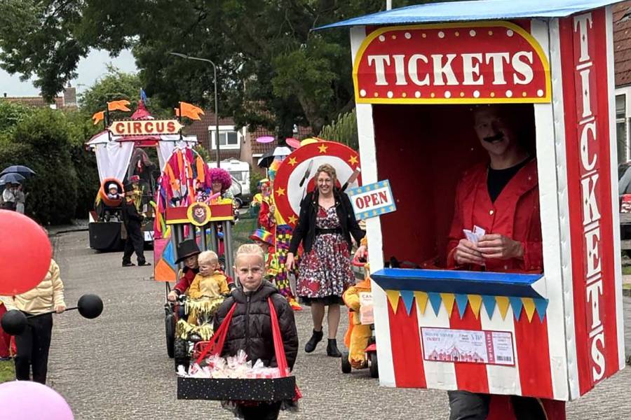 Dorpsfeest Scharsterbrug met optocht, dinnershow, spellen en feestavond
